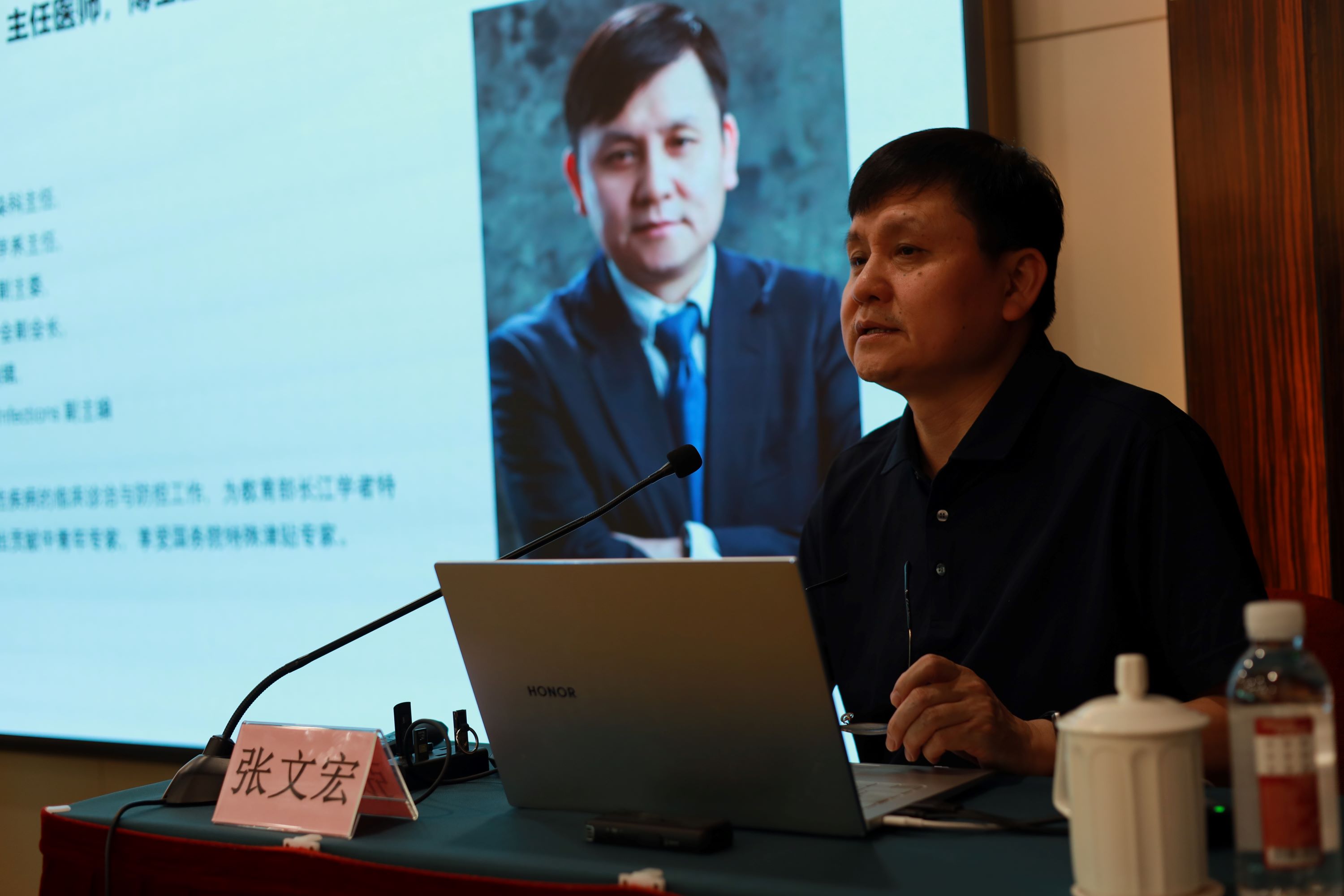 09张文宏：国家传染病医学中心主任、复旦大学附属华山医院感染科主任.jpg